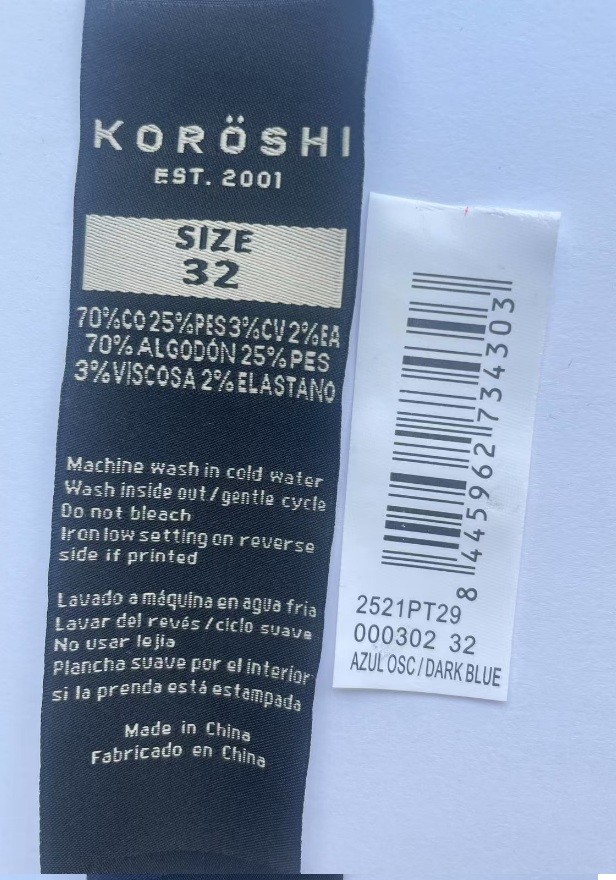 Pantalón jeans para hombre en azul oscuro con corte regular fit. Cierre con cremallera y botón. 2