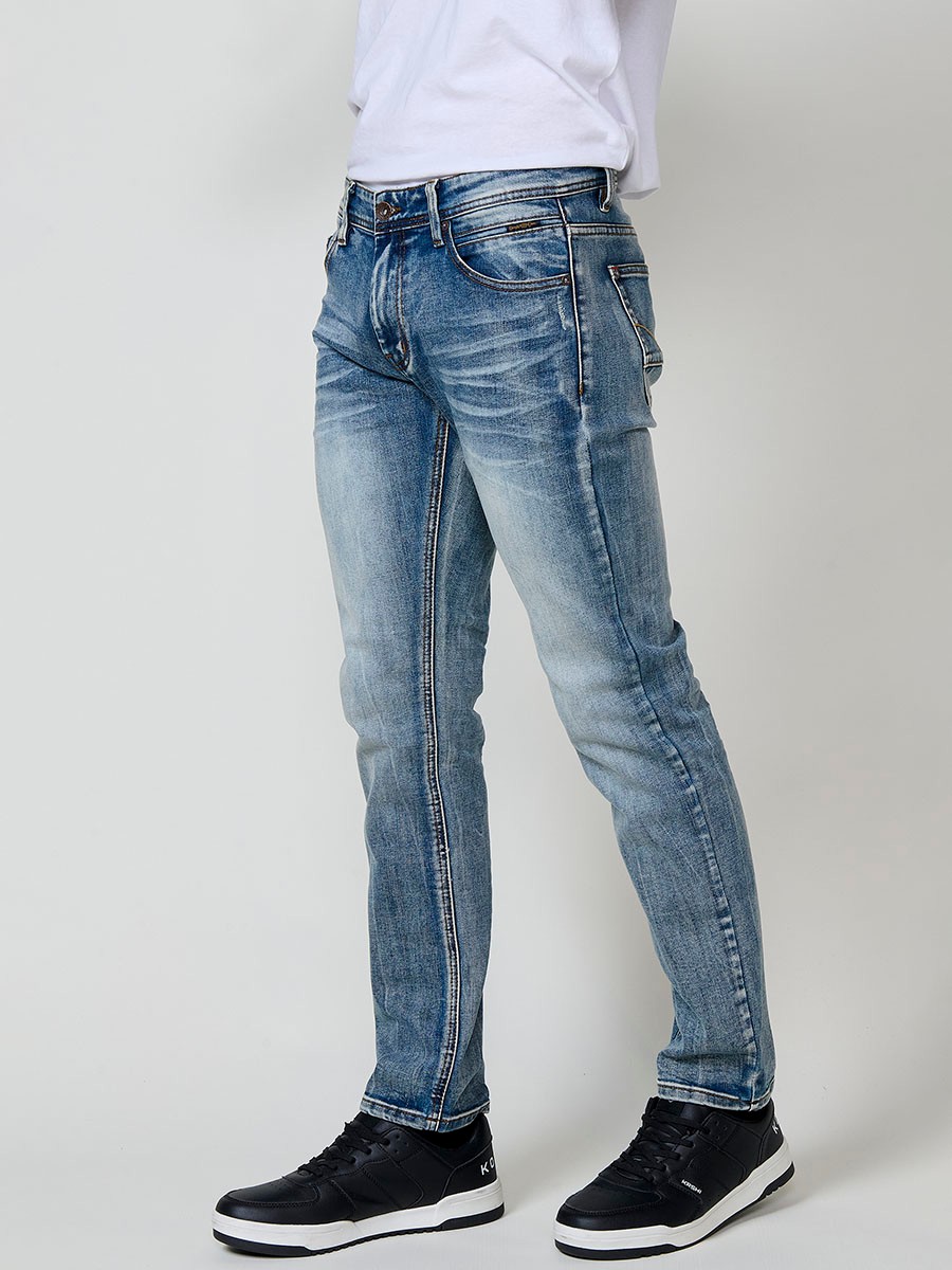 Jean regular fit pour homme en bleu clair.