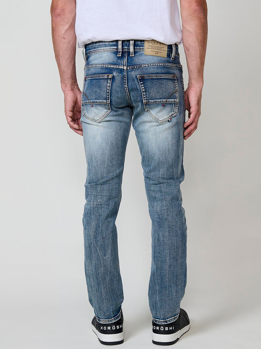 Jean regular fit pour homme en bleu clair.