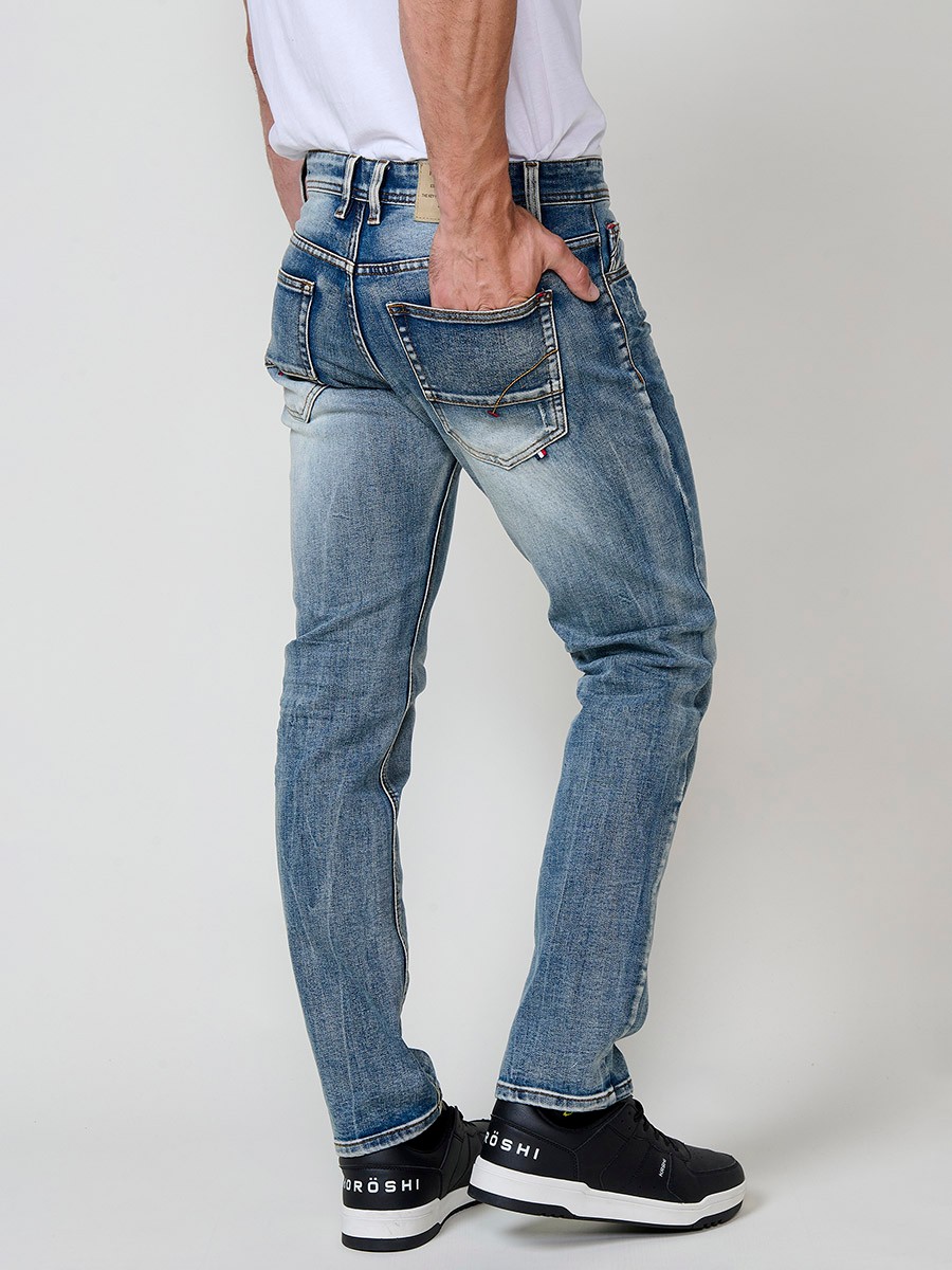 Jean regular fit pour homme en bleu clair.