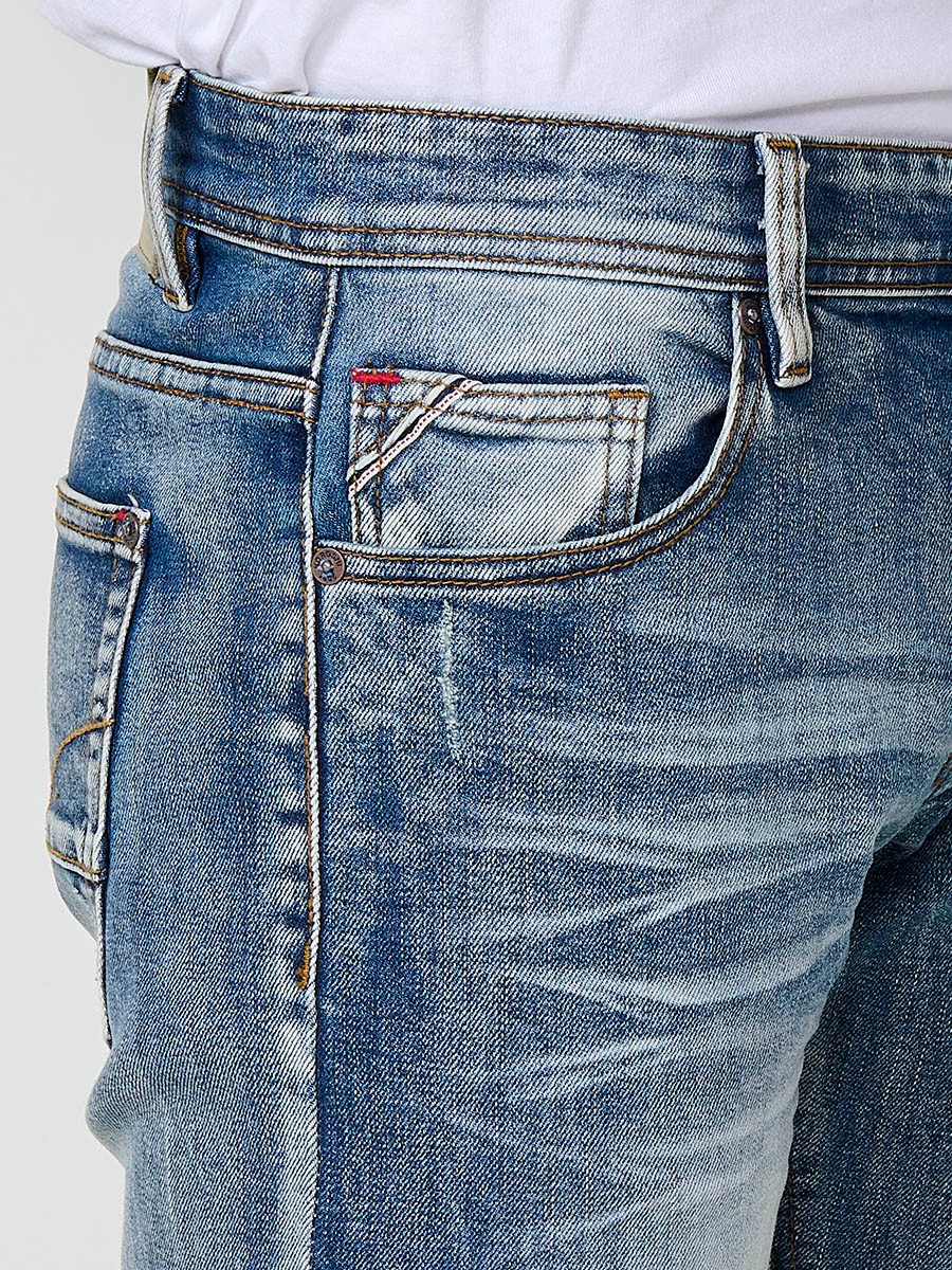 Jean regular fit pour homme en bleu clair.