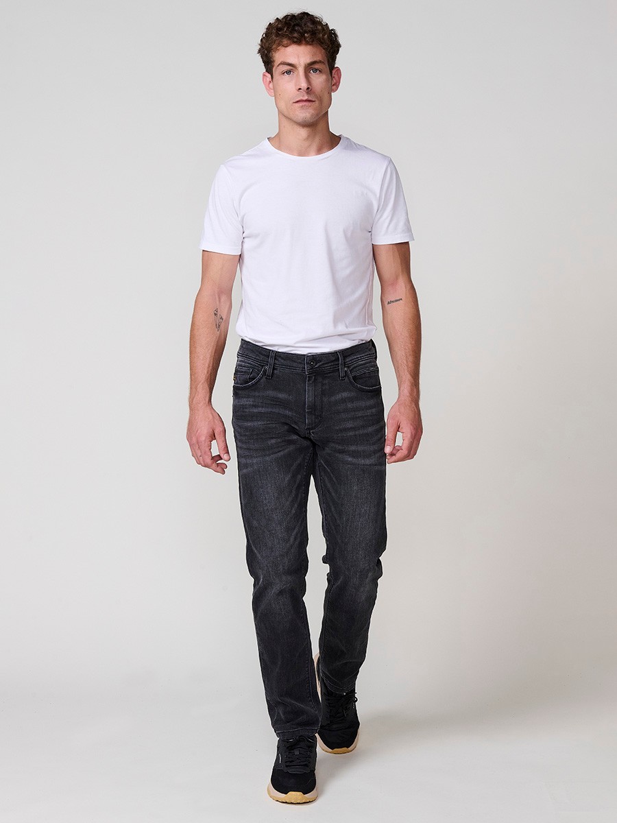 Jean regular fit homme en black denim. Fermeture zip et bouton.