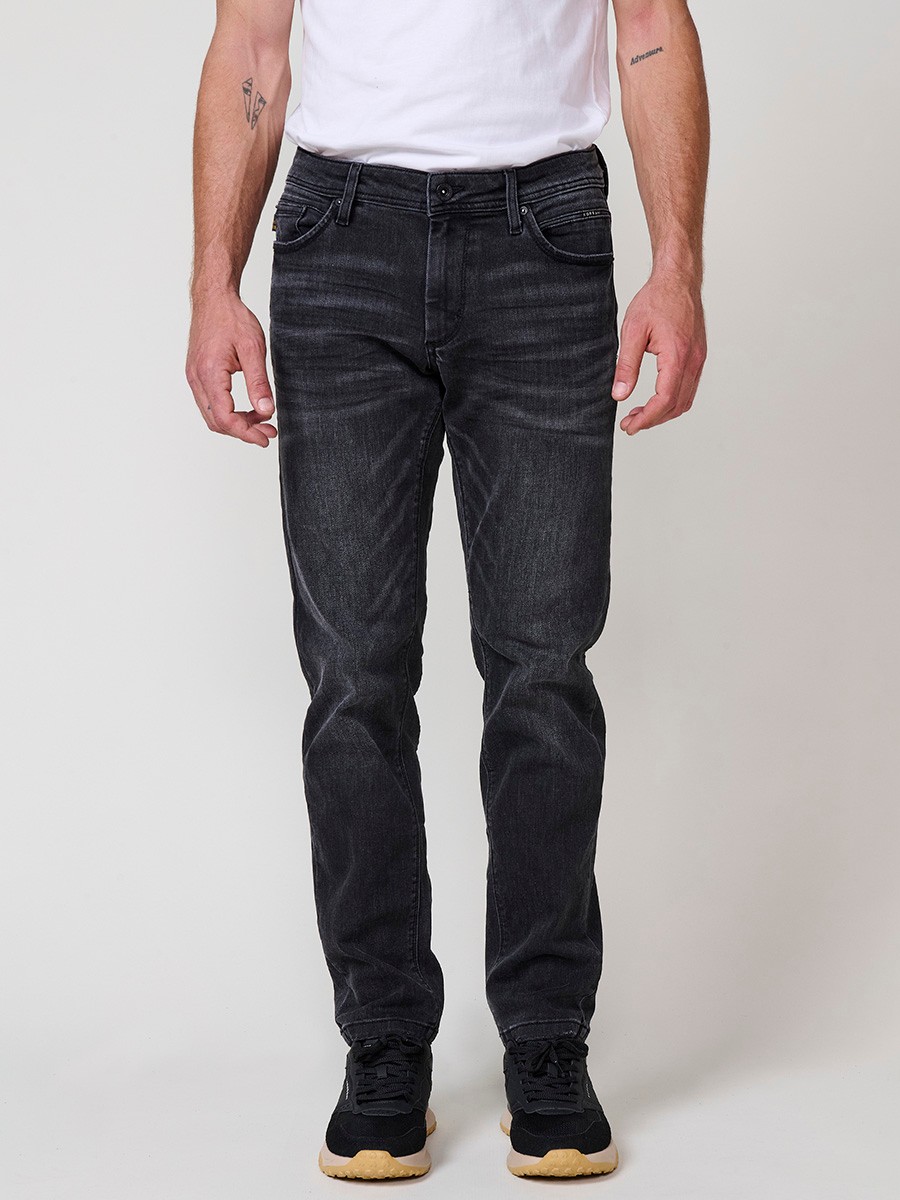 Jean regular fit homme en black denim. Fermeture zip et bouton.
