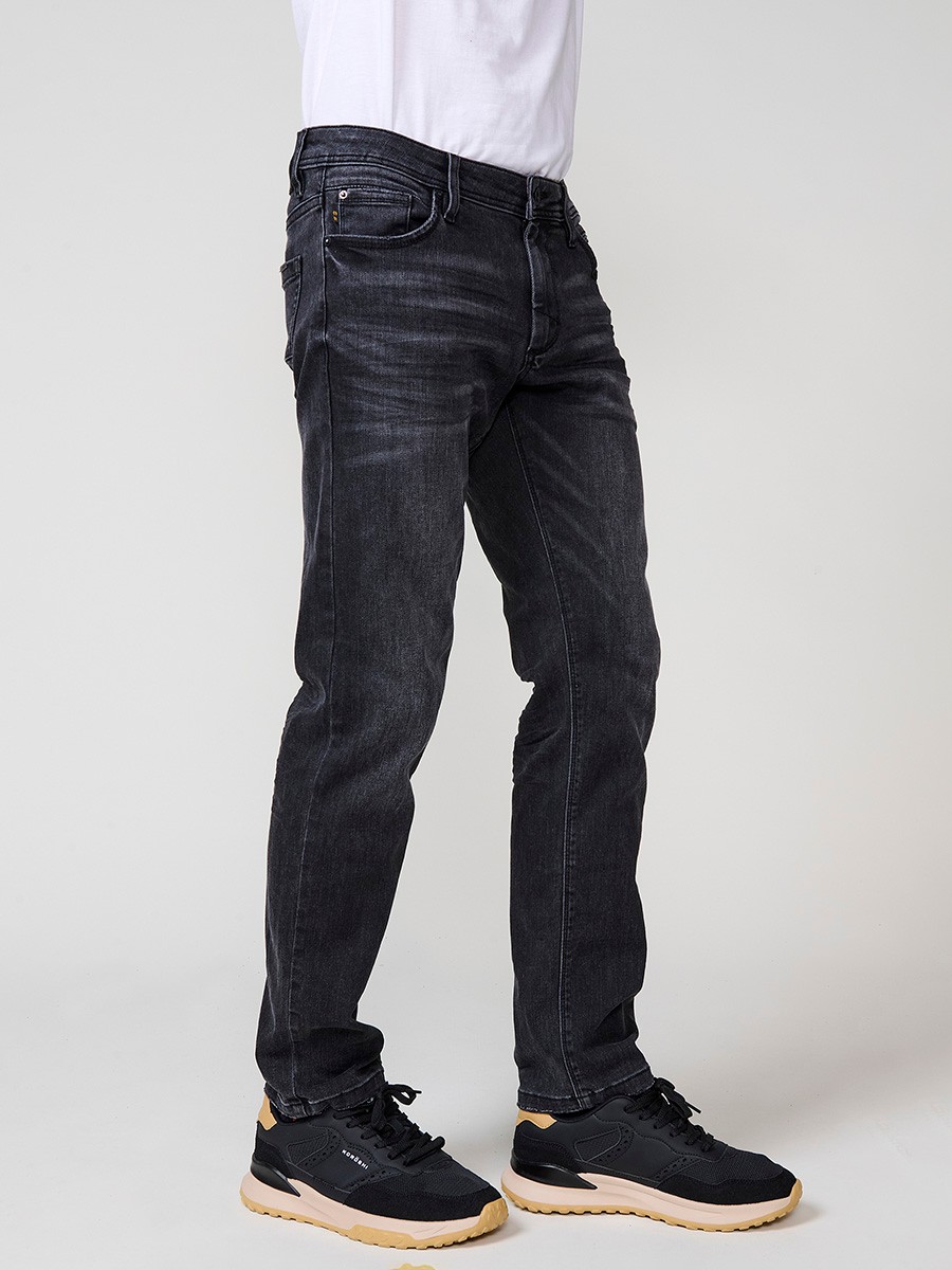 Jean regular fit homme en black denim. Fermeture zip et bouton.