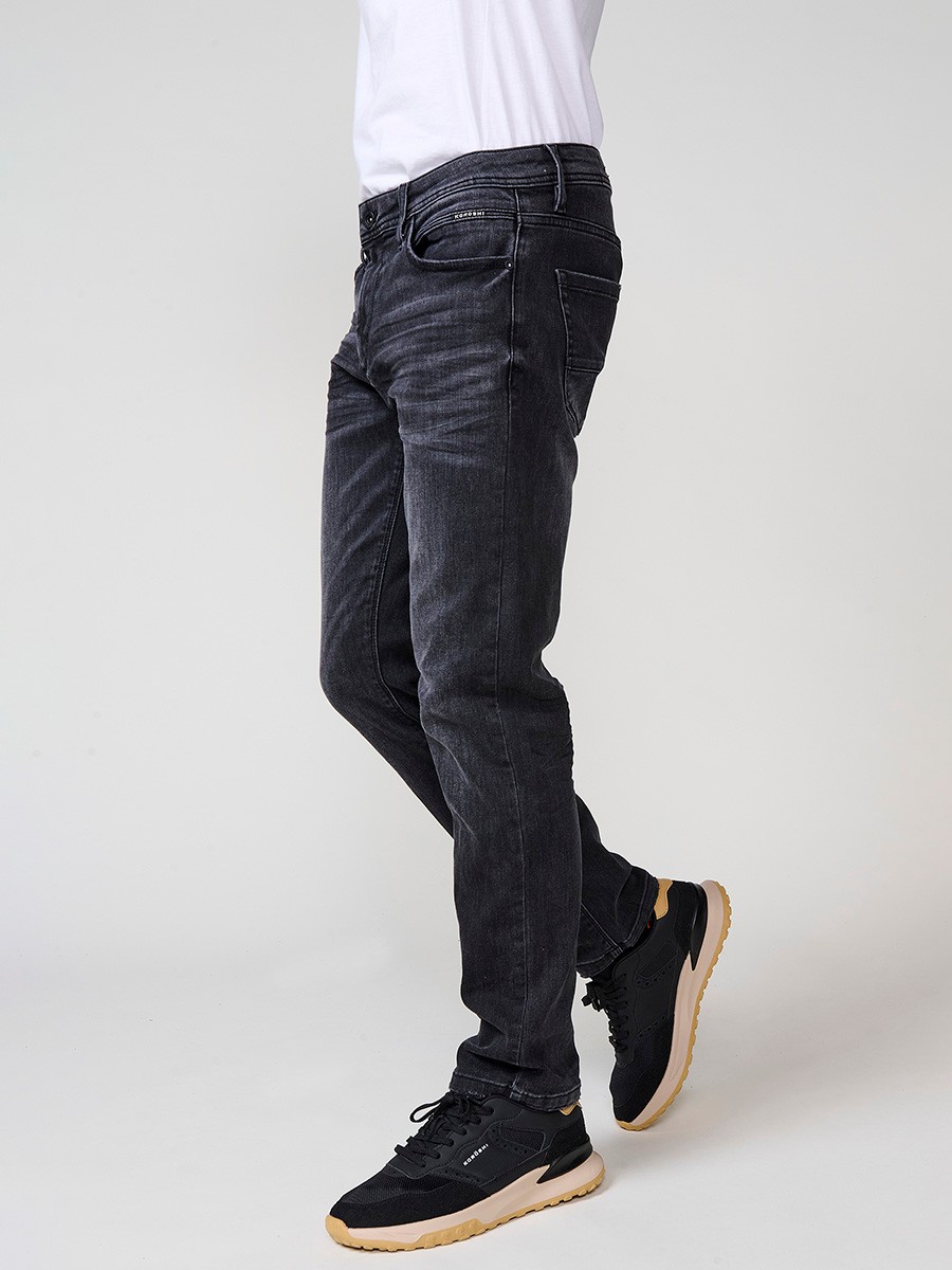 Jean regular fit homme en black denim. Fermeture zip et bouton.