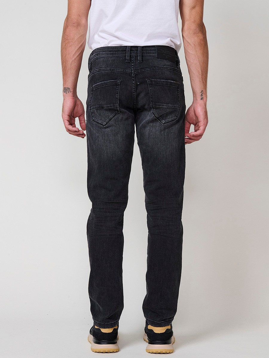 Jean regular fit homme en black denim. Fermeture zip et bouton.