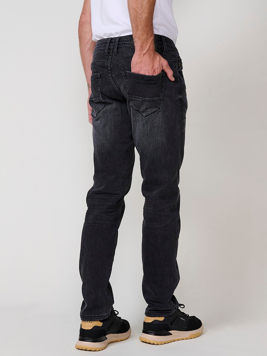 Jean regular fit homme en black denim. Fermeture zip et bouton.