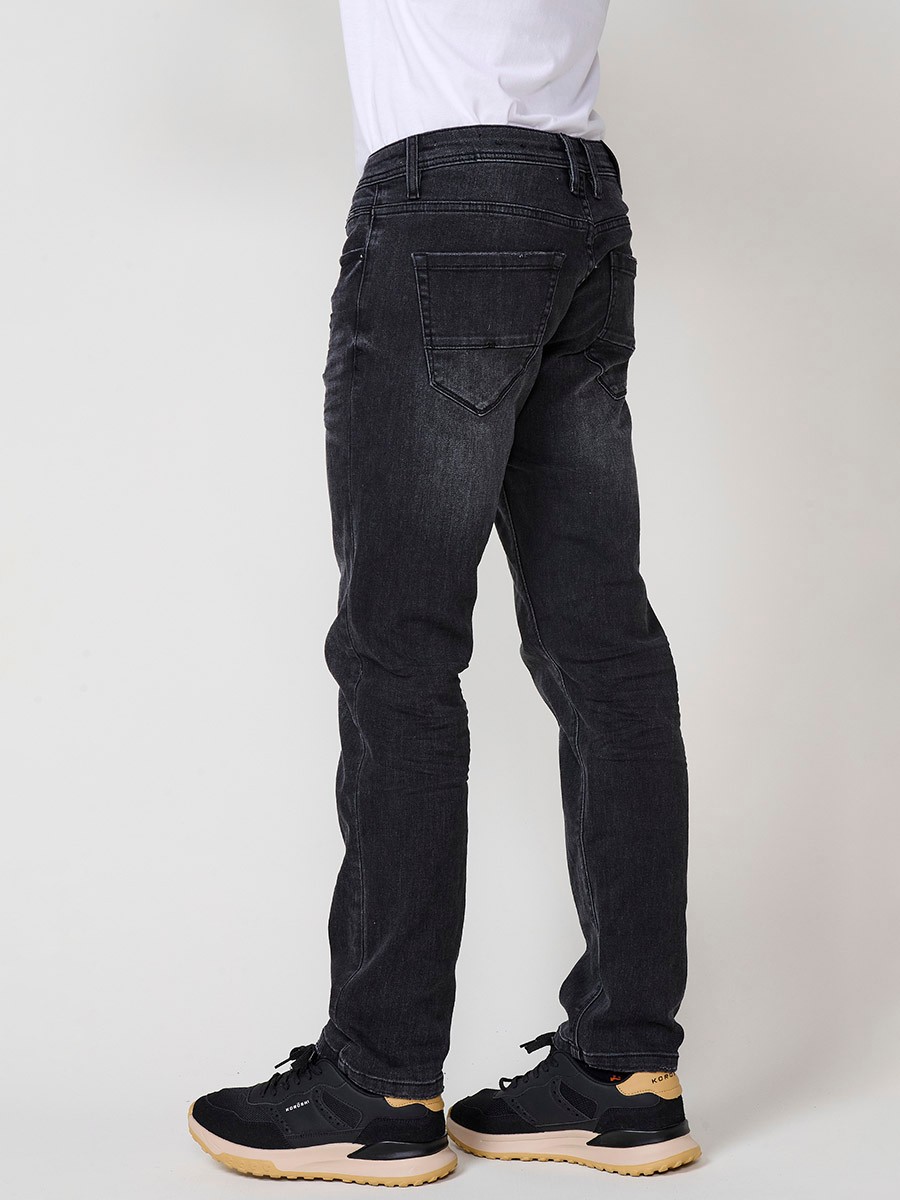 Jean regular fit homme en black denim. Fermeture zip et bouton.