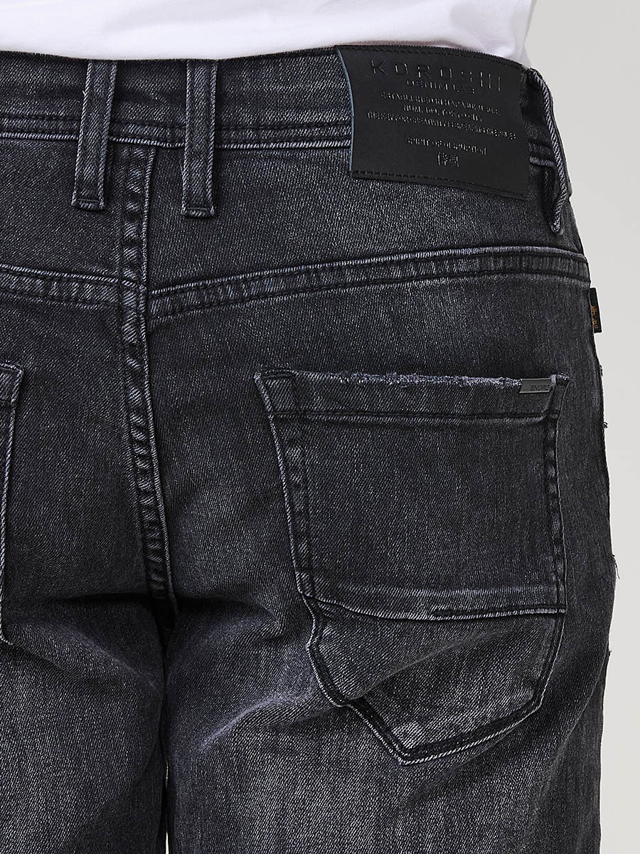 Jean regular fit homme en black denim. Fermeture zip et bouton.