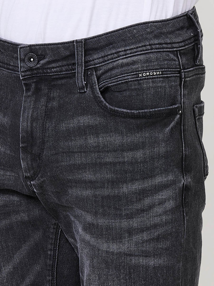 Jean regular fit homme en black denim. Fermeture zip et bouton.