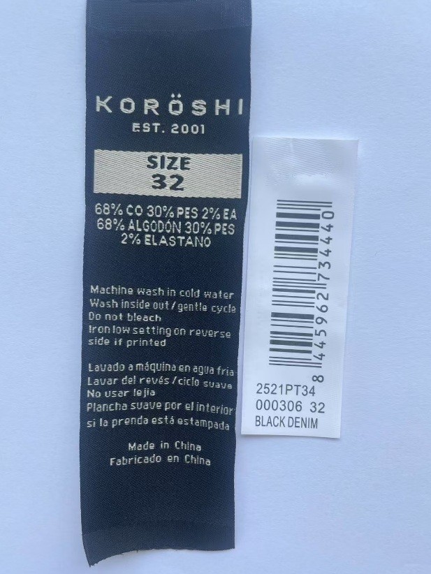 Jeans de hombre en color black denim, corte regular fit y tejido elástico. Cierre con cremallera y botón. 2