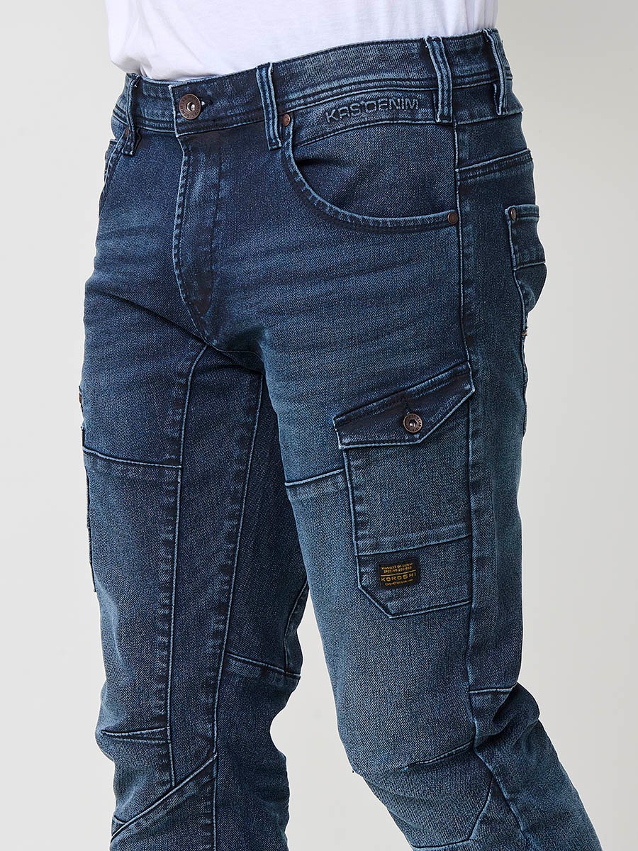 Pantalón vaquero workwear regular fit de hombre en azul oscuro. Tejido 98% algodón, 2% elastano, resistente y cómodo.