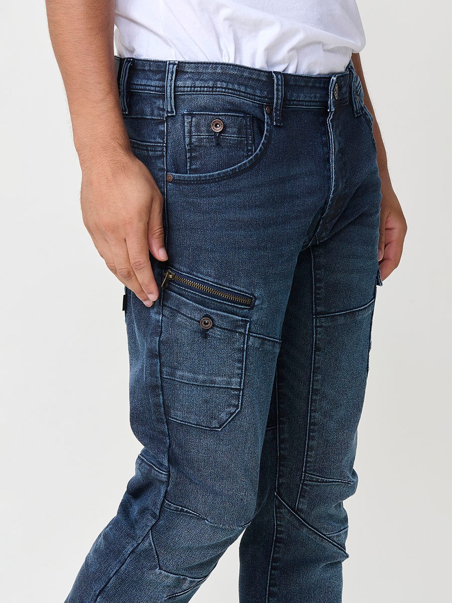 Pantalón vaquero workwear regular fit de hombre en azul oscuro. Tejido 98% algodón, 2% elastano, resistente y cómodo.