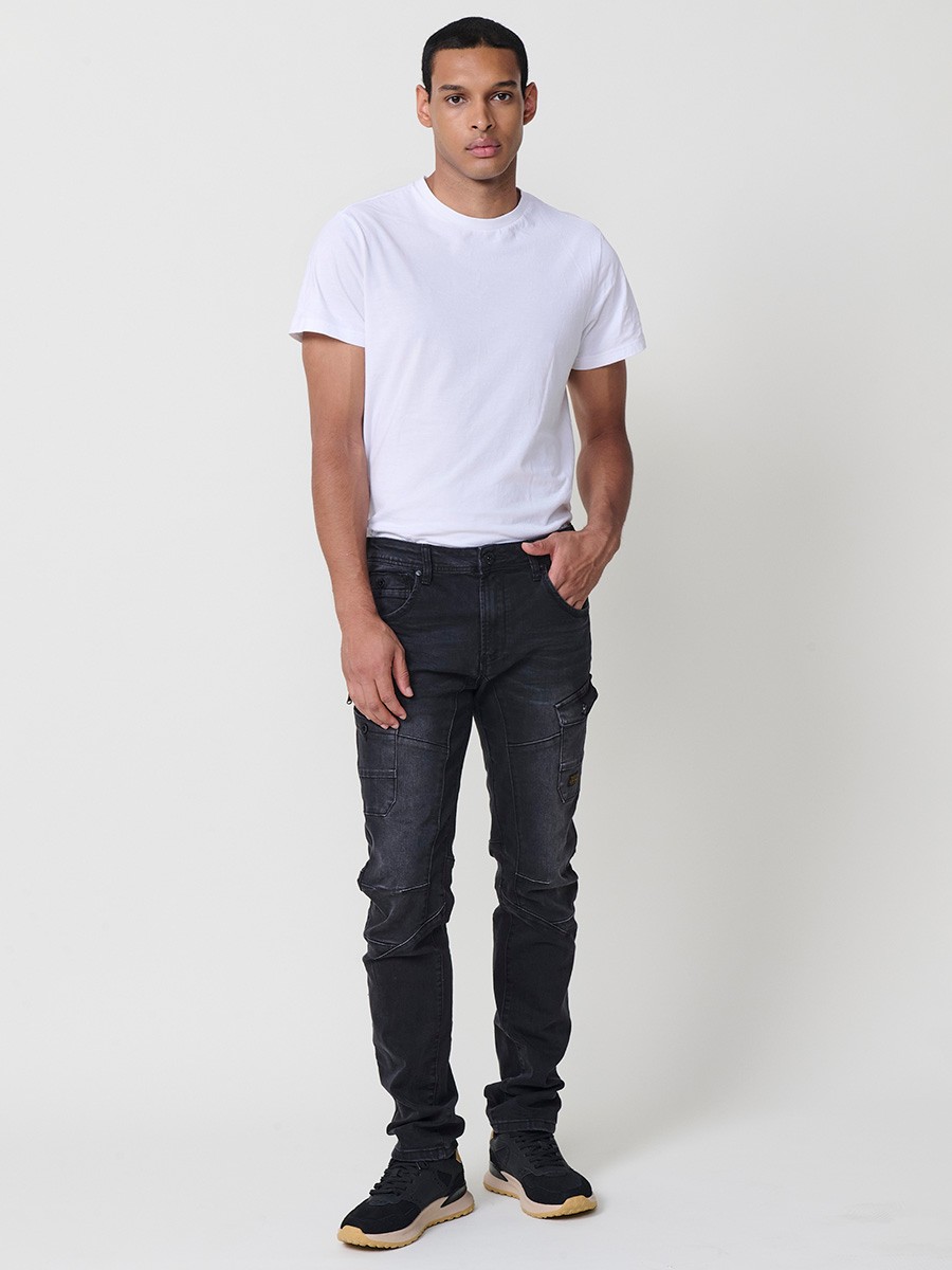 Jean homme Workwear Regular Fit en denim noir, en coton avec élasthanne pour un confort et une souplesse optimale.