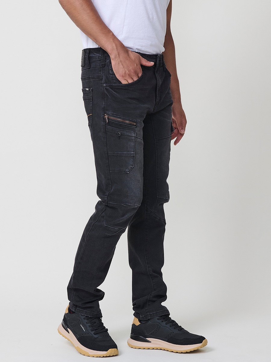Jean homme Workwear Regular Fit en denim noir, en coton avec élasthanne pour un confort et une souplesse optimale.