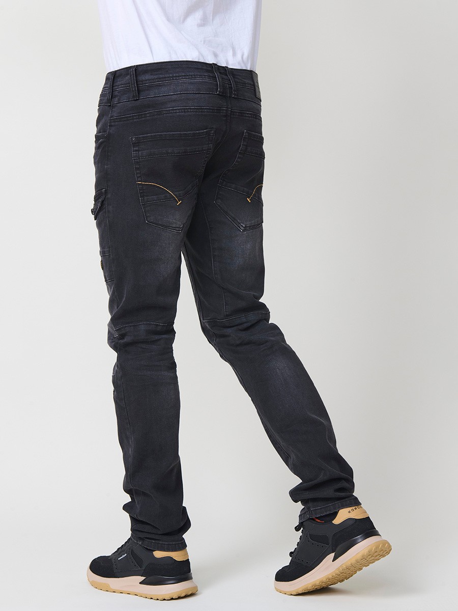 Jean homme Workwear Regular Fit en denim noir, en coton avec élasthanne pour un confort et une souplesse optimale.