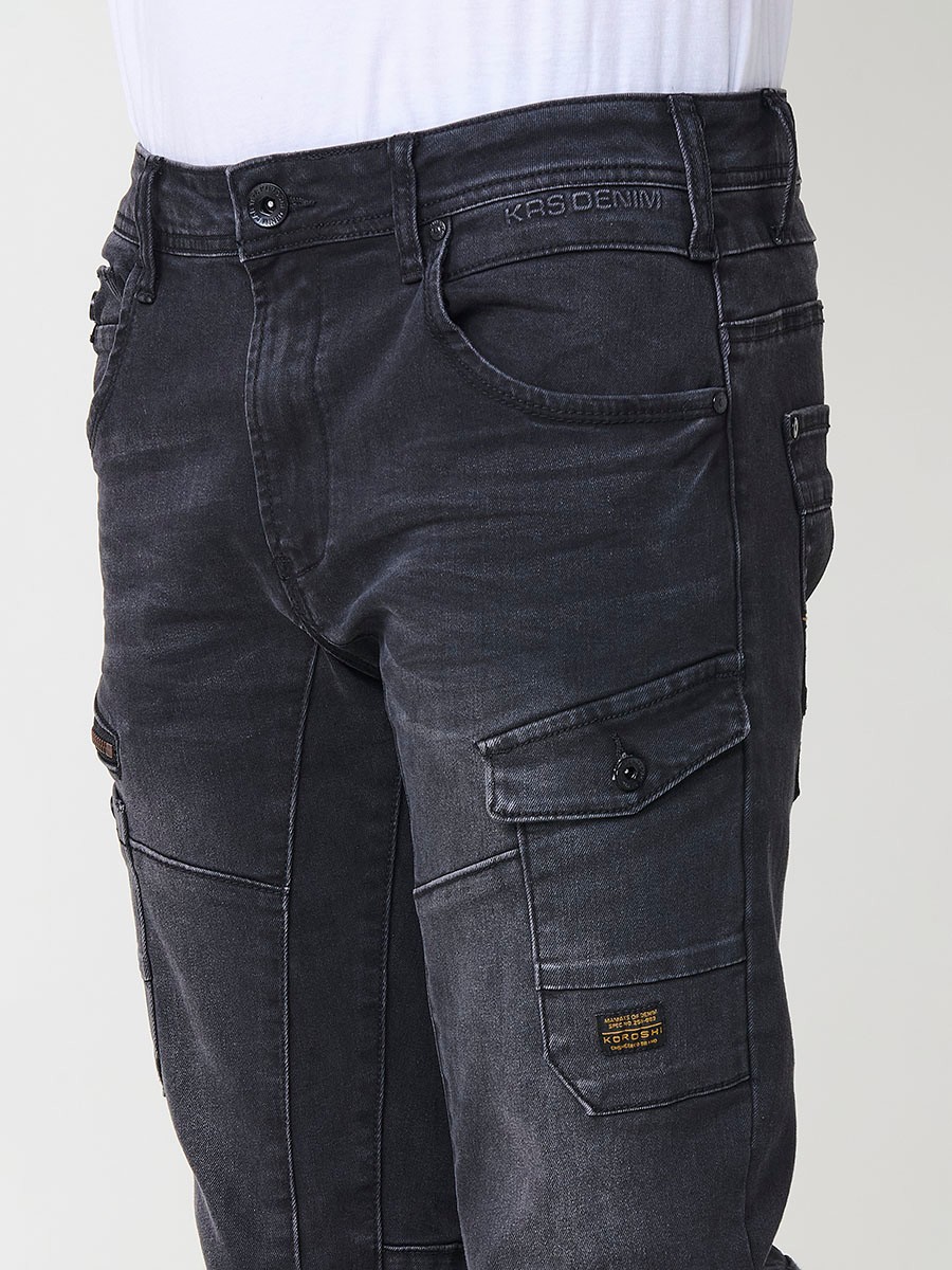 Jean homme Workwear Regular Fit en denim noir, en coton avec élasthanne pour un confort et une souplesse optimale.