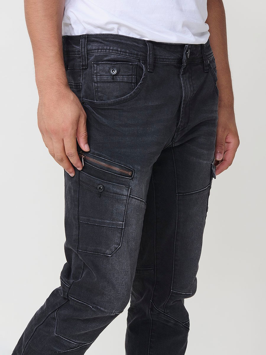 Jean homme Workwear Regular Fit en denim noir, en coton avec élasthanne pour un confort et une souplesse optimale.