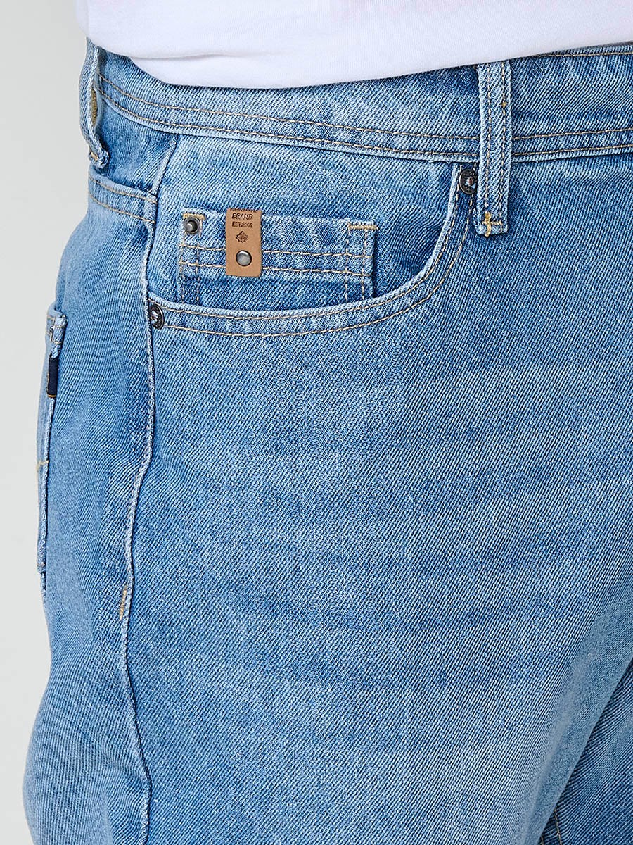 Jean coupe comfort fit pour homme en bleu clair. Tissu stretch confortable.