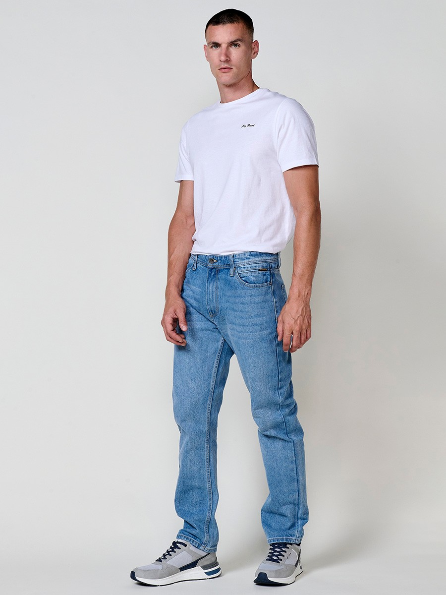 Jean coupe comfort fit pour homme en bleu clair. Tissu stretch confortable.