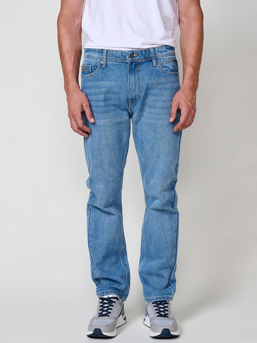 Jean coupe comfort fit pour homme en bleu clair. Tissu stretch confortable.