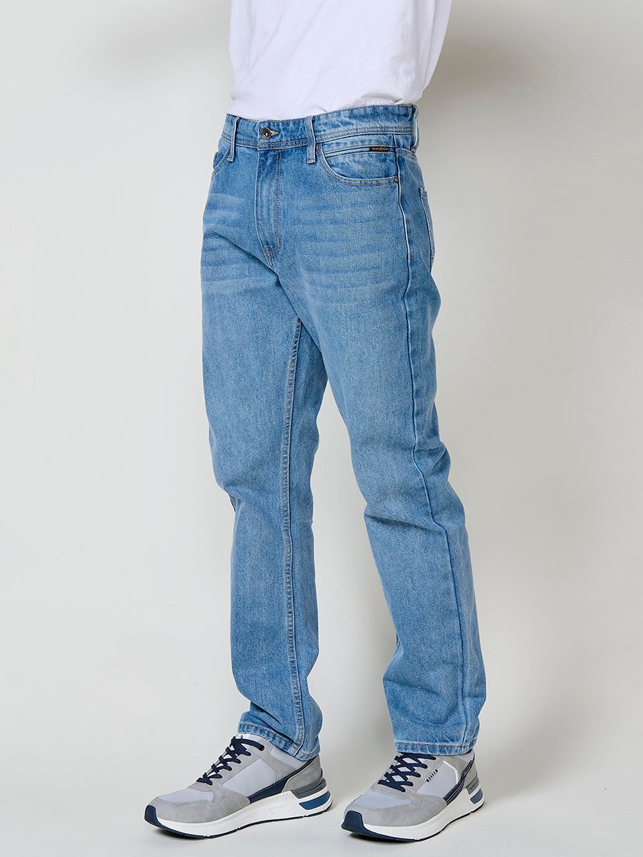 Jean coupe comfort fit pour homme en bleu clair. Tissu stretch confortable.