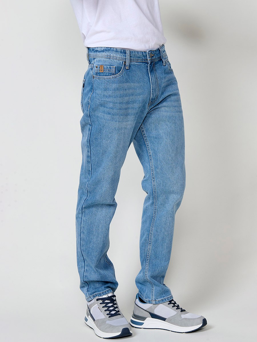 Jean coupe comfort fit pour homme en bleu clair. Tissu stretch confortable.