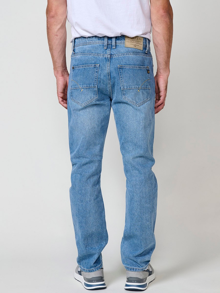 Jean coupe comfort fit pour homme en bleu clair. Tissu stretch confortable.