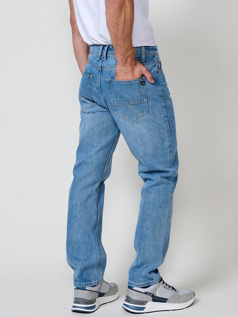 Jean coupe comfort fit pour homme en bleu clair. Tissu stretch confortable.