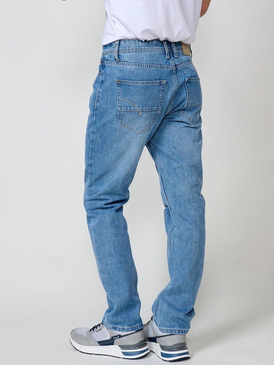Jean coupe comfort fit pour homme en bleu clair. Tissu stretch confortable.