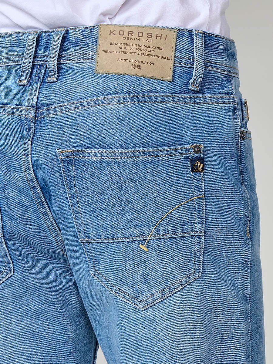 Jean coupe comfort fit pour homme en bleu clair. Tissu stretch confortable.