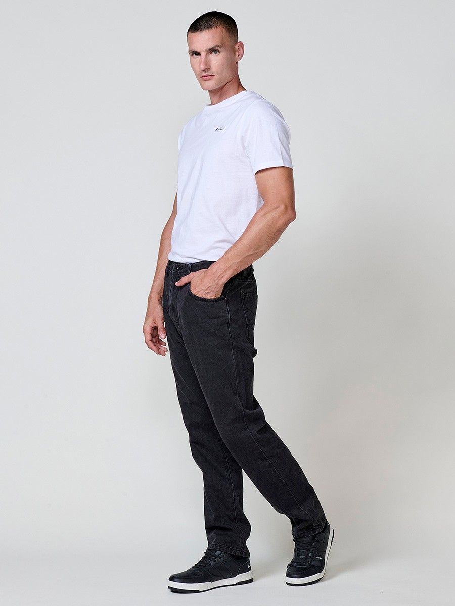 Pantalón jeans de hombre Comfort Fit en color negro, con cierre delantero de cremallera y botón. Confeccionado en algodón y poliéster.