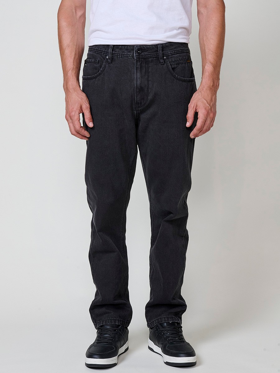 Pantalón jeans de hombre Comfort Fit en color negro, con cierre delantero de cremallera y botón. Confeccionado en algodón y poliéster.