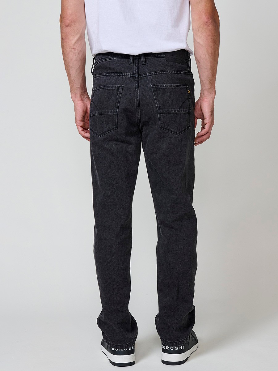 Pantalón jeans de hombre Comfort Fit en color negro, con cierre delantero de cremallera y botón. Confeccionado en algodón y poliéster.