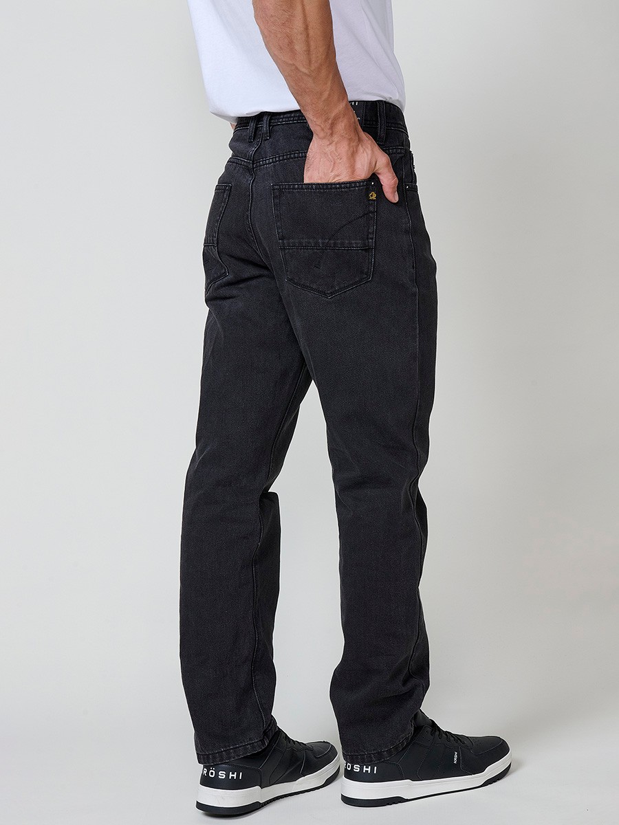 Pantalón jeans de hombre Comfort Fit en color negro, con cierre delantero de cremallera y botón. Confeccionado en algodón y poliéster.