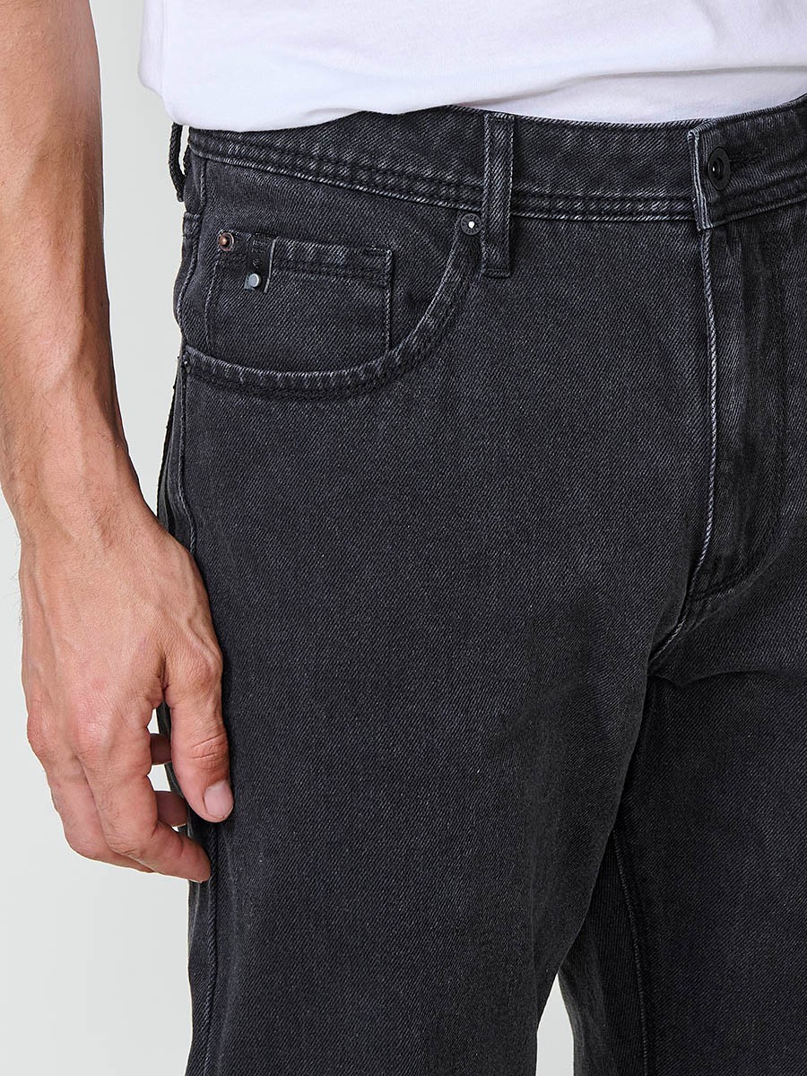 Pantalón jeans de hombre Comfort Fit en color negro, con cierre delantero de cremallera y botón. Confeccionado en algodón y poliéster.