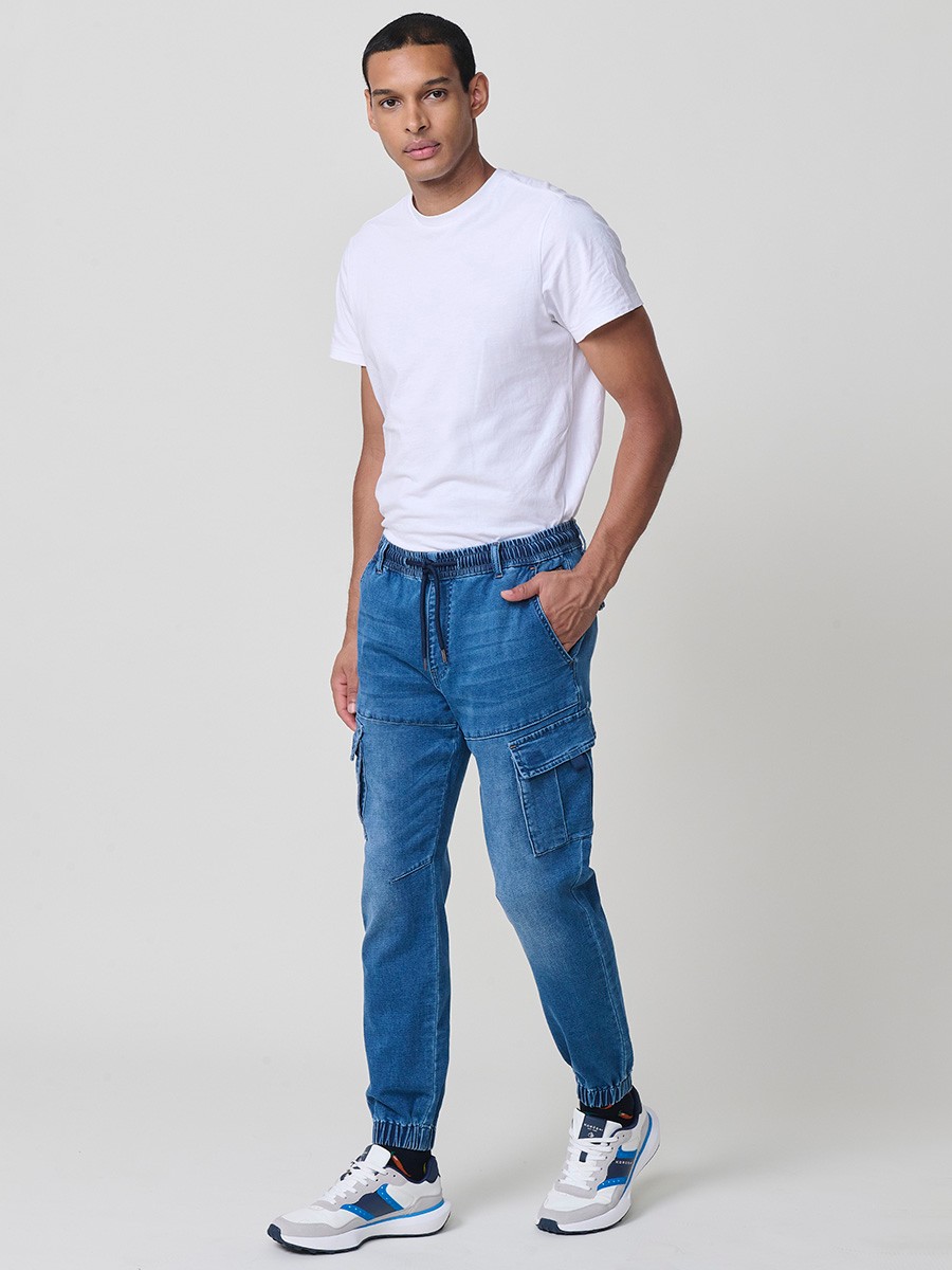 Pantalón jogger de hombre en color azul medio, con bolsillos prácticos y confección en poliéster para mayor resistencia y comodidad.
