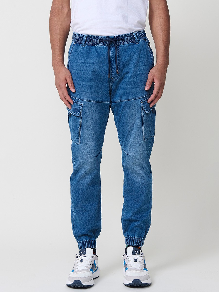 Pantalón jogger de hombre en color azul medio, con bolsillos prácticos y confección en poliéster para mayor resistencia y comodidad.