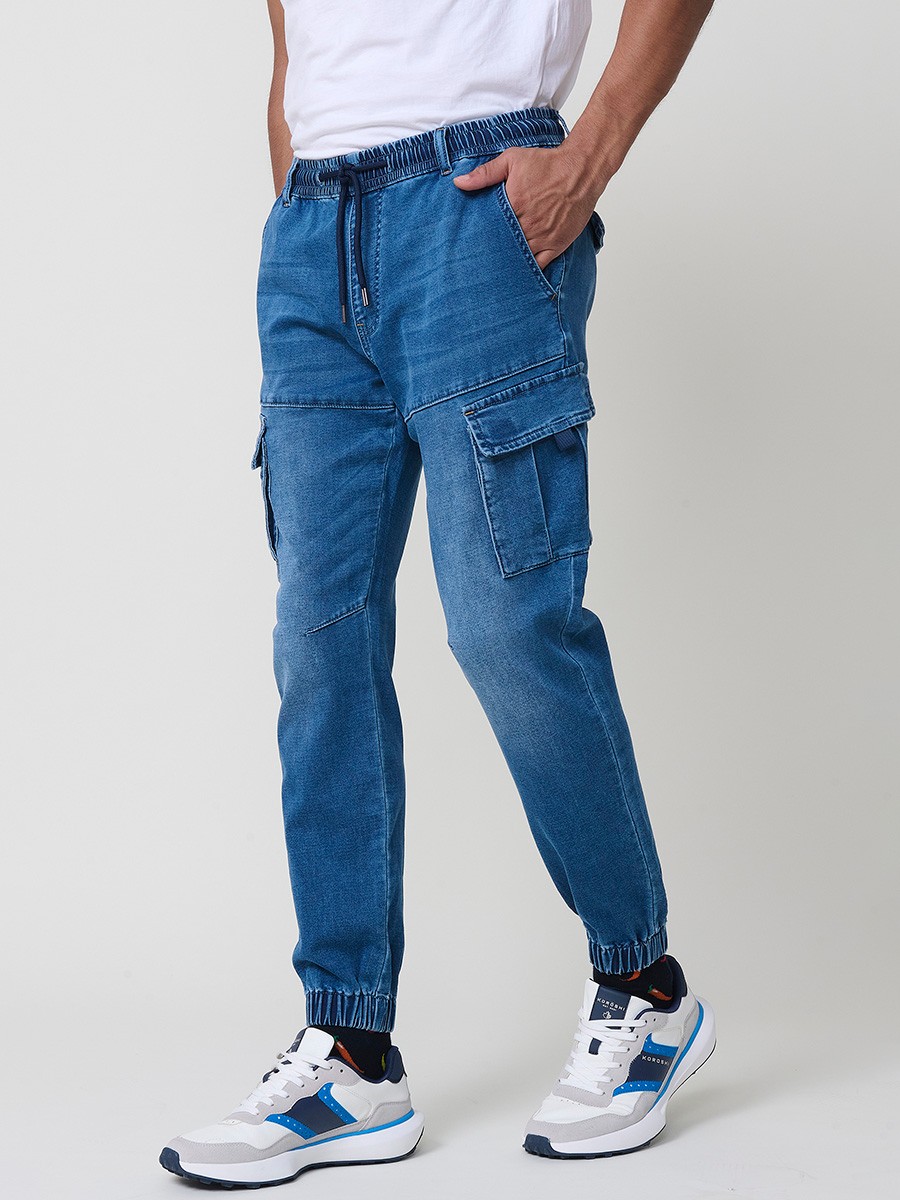 Pantalón jogger de hombre en color azul medio, con bolsillos prácticos y confección en poliéster para mayor resistencia y comodidad.