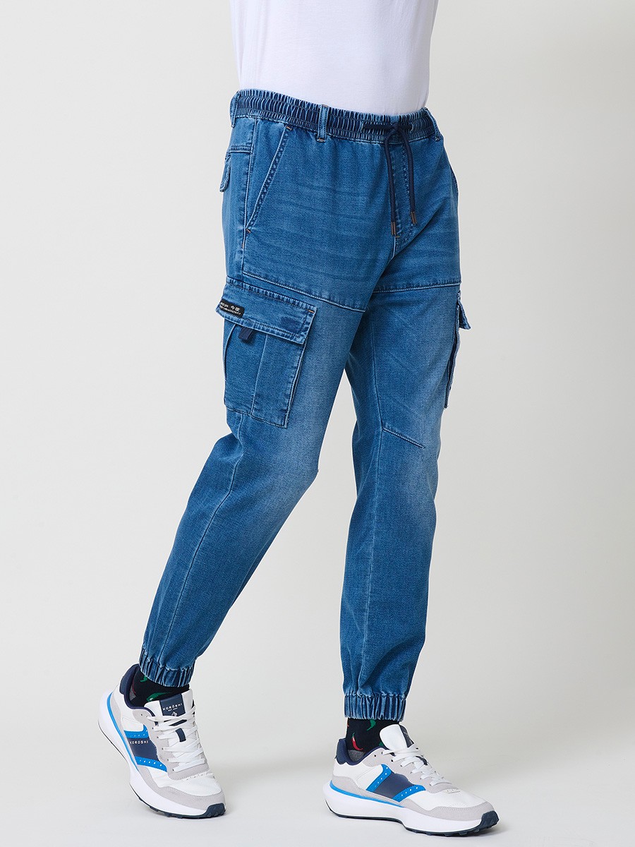 Pantalón jogger de hombre en color azul medio, con bolsillos prácticos y confección en poliéster para mayor resistencia y comodidad.