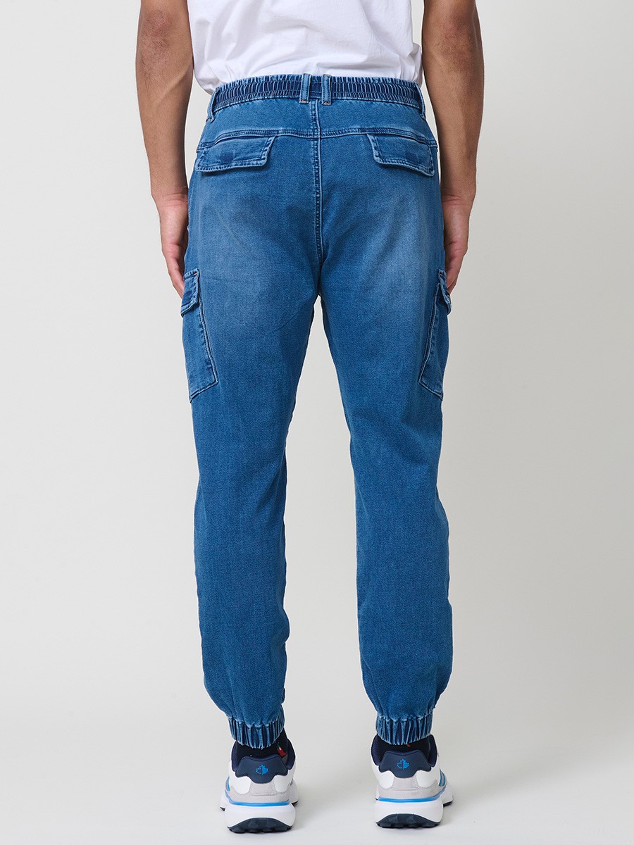 Pantalón jogger de hombre en color azul medio, con bolsillos prácticos y confección en poliéster para mayor resistencia y comodidad.