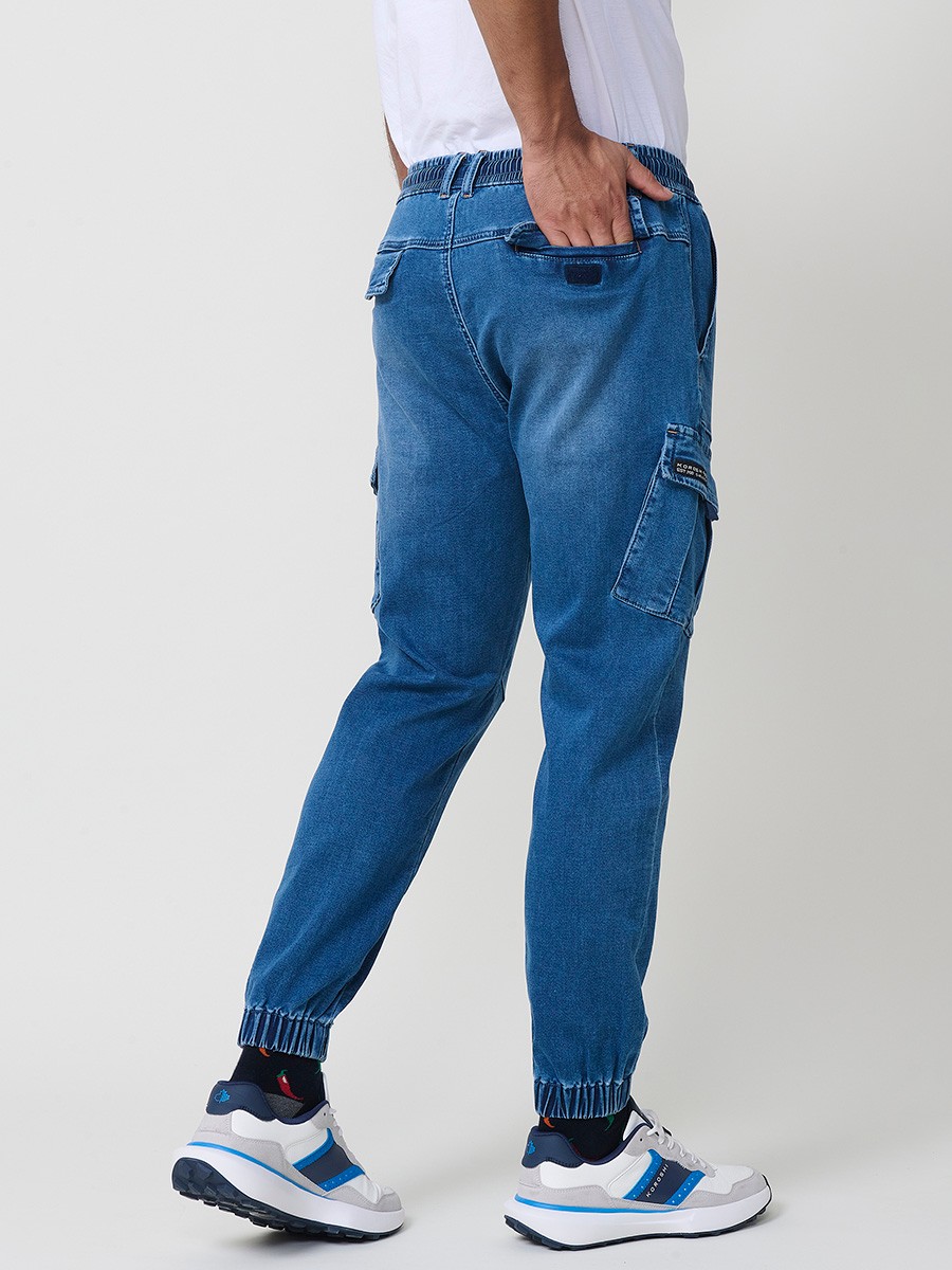 Pantalón jogger de hombre en color azul medio, con bolsillos prácticos y confección en poliéster para mayor resistencia y comodidad.