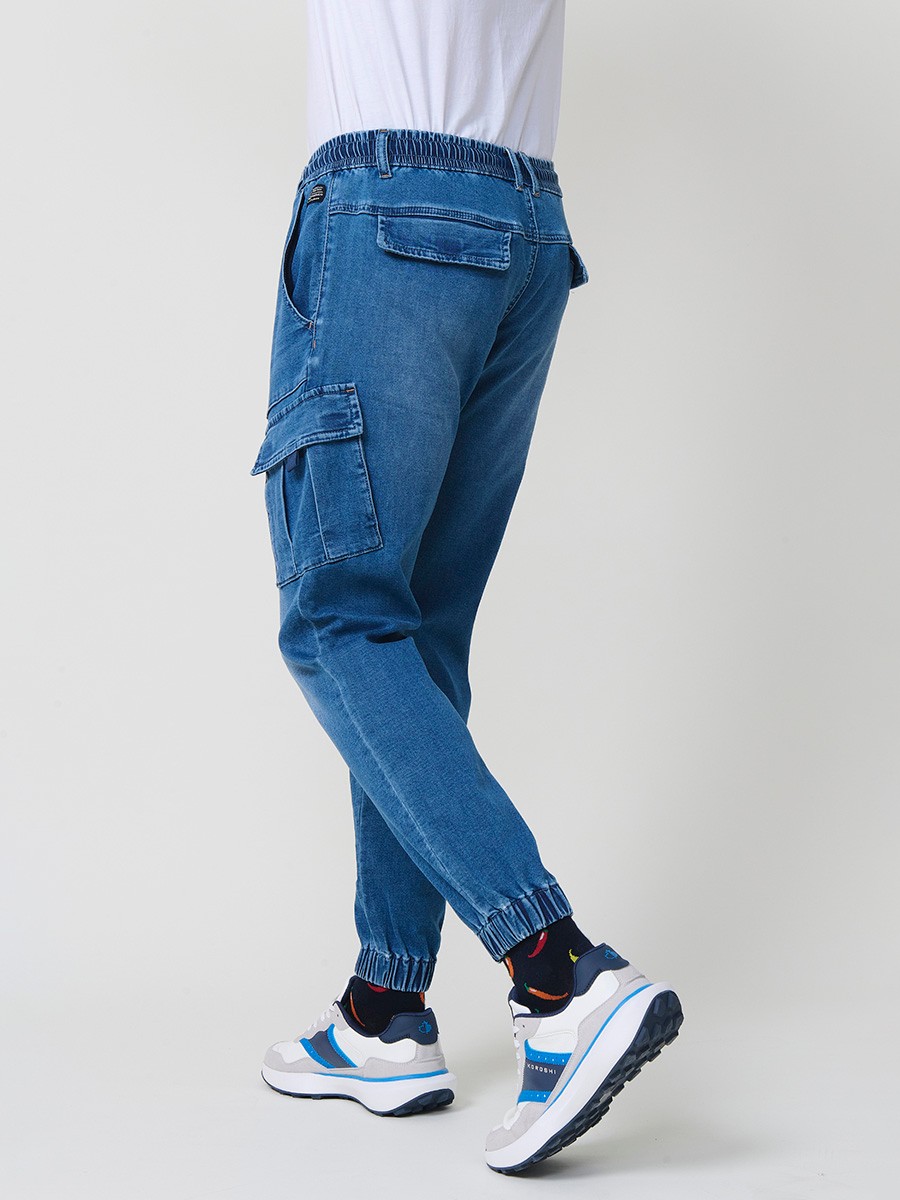 Pantalón jogger de hombre en color azul medio, con bolsillos prácticos y confección en poliéster para mayor resistencia y comodidad.