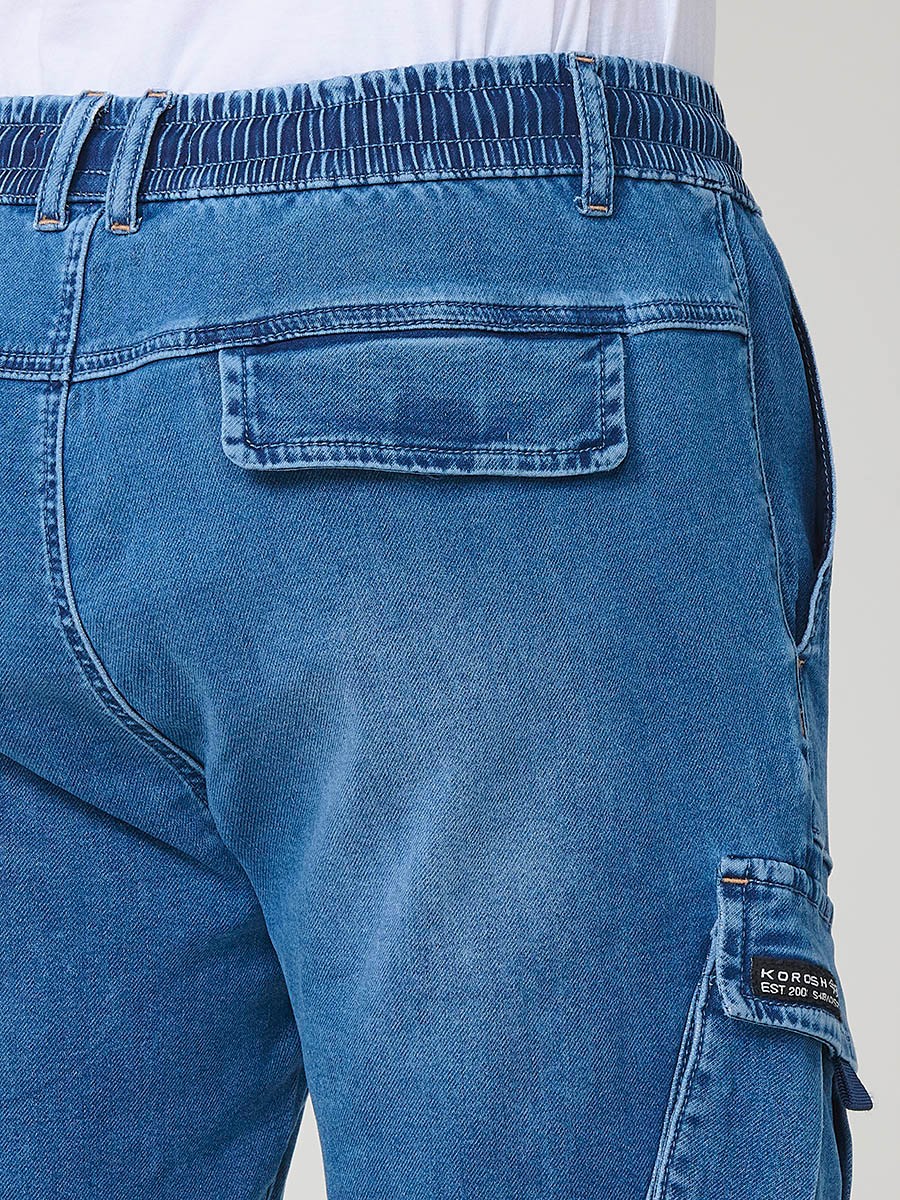Pantalón jogger de hombre en color azul medio, con bolsillos prácticos y confección en poliéster para mayor resistencia y comodidad.