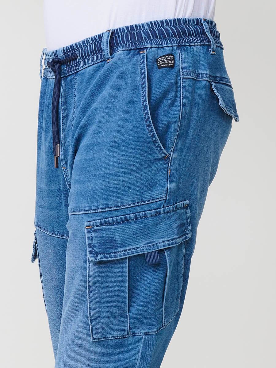 Pantalón jogger de hombre en color azul medio, con bolsillos prácticos y confección en poliéster para mayor resistencia y comodidad.
