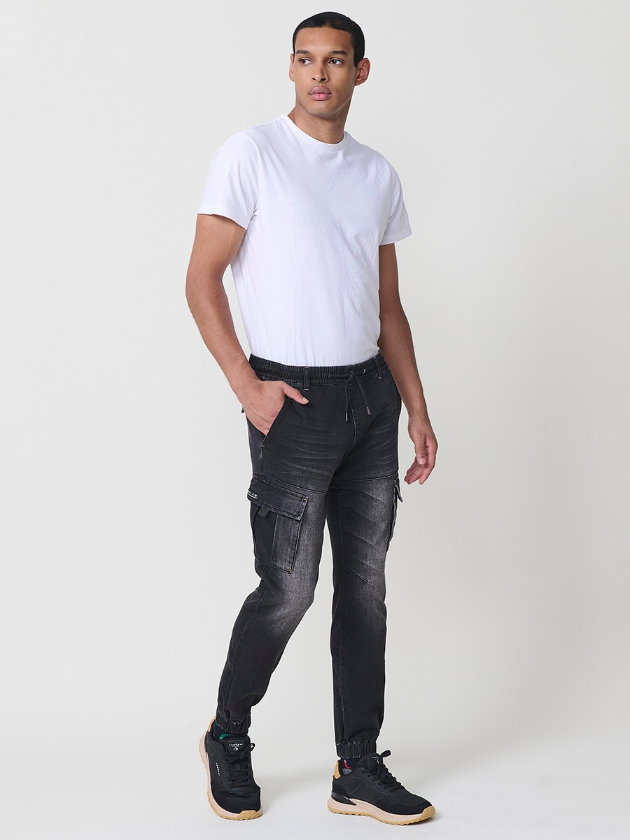 Pantalón jogger de hombre en color black denim, con bolsillos laterales y tejido resistente de poliéster. Ideal para looks casuales y urbanos.