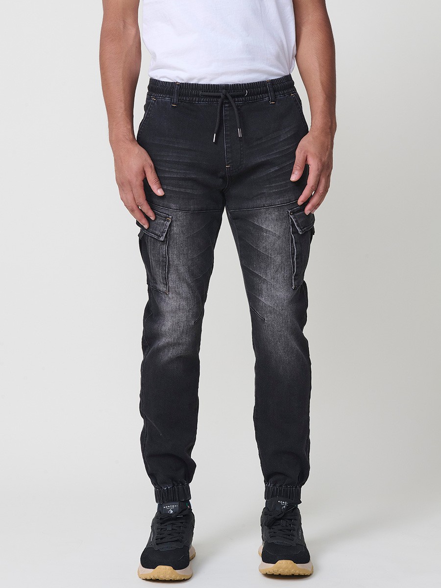 Pantalón jogger de hombre en color black denim, con bolsillos laterales y tejido resistente de poliéster. Ideal para looks casuales y urbanos.