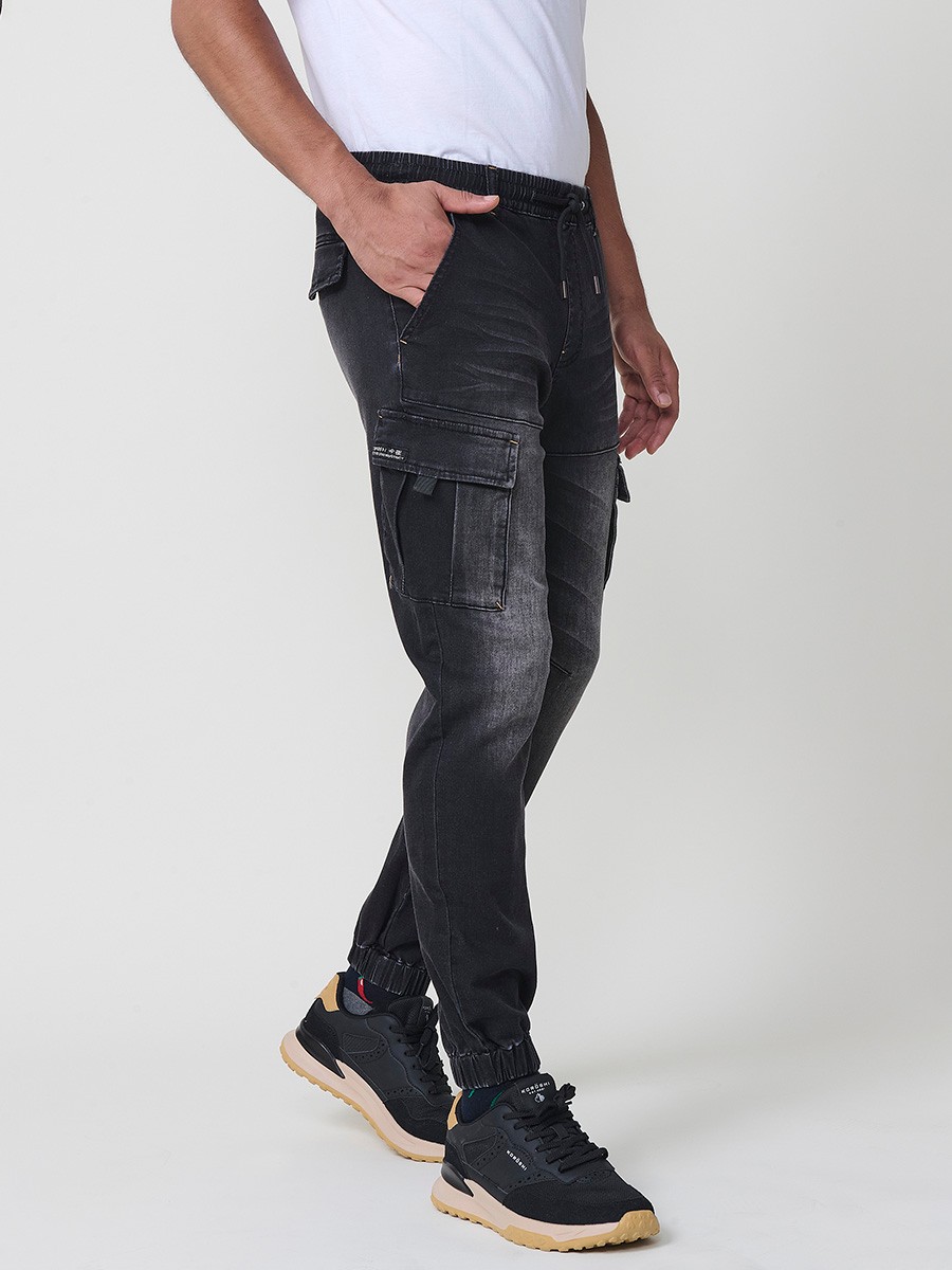 Pantalón jogger de hombre en color black denim, con bolsillos laterales y tejido resistente de poliéster. Ideal para looks casuales y urbanos.