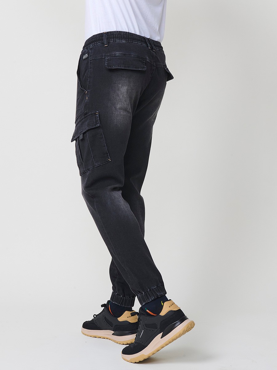 Pantalón jogger de hombre en color black denim, con bolsillos laterales y tejido resistente de poliéster. Ideal para looks casuales y urbanos.