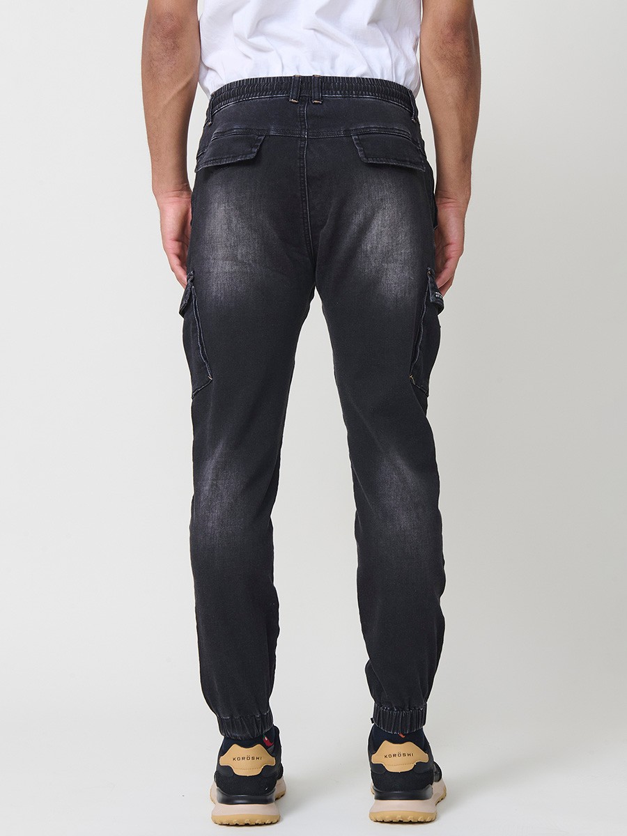 Pantalón jogger de hombre en color black denim, con bolsillos laterales y tejido resistente de poliéster. Ideal para looks casuales y urbanos.